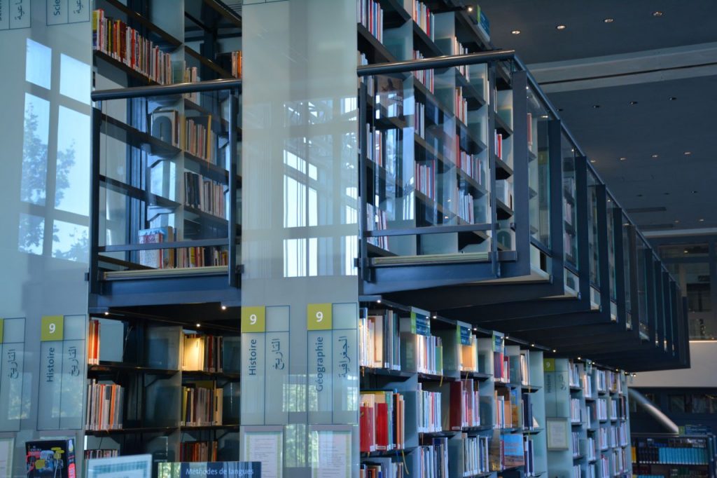 Photo des rayonnages de la Bibliothèque de l'IMA