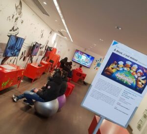 Photographie de l'espace Jeux vidéos de la Bpi avec en premier plan l'affiche des mercredis