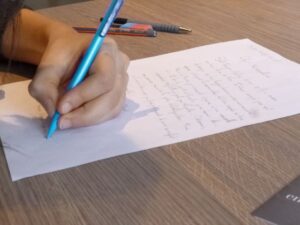 Enfant gaucher en train d'écrire