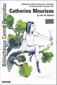 Affiche de l'exposition Catherine Meurisse - La vie en dessin. Un personnage féminin cartoonesque en noir et blanc est assis sur la branche verte d'un arbre feuillu peint à l'aquarelle. Chaussée de bottes à talons, Catherine, sourire aux lèvres, frange noir corbeau et carré long, applique la dernière touche de pinceau à la branche qui la soutient.