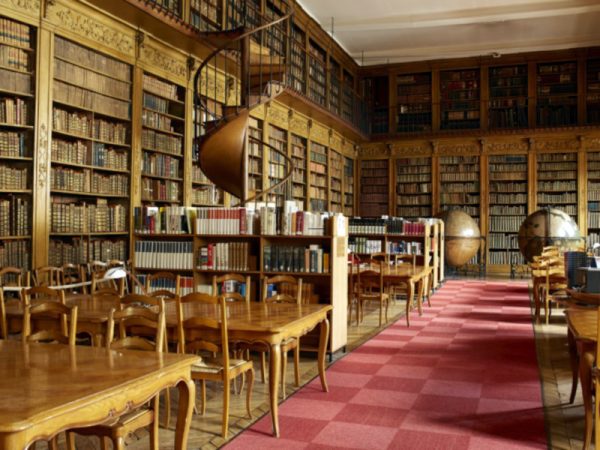 Photographie de la salle de lecture de la bibliothèque classée de Chalon-sur-Saône