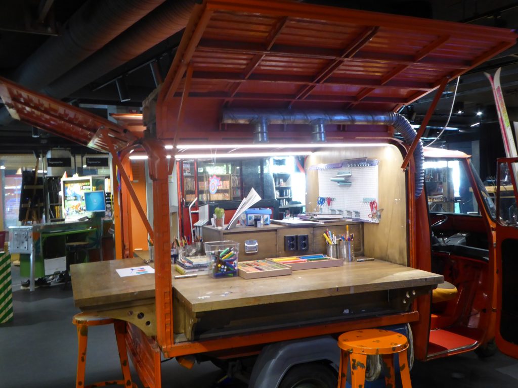 Vue d'une camionnette aménagée en table de bricolage . Bibliothèque Deichman biblioTøyen