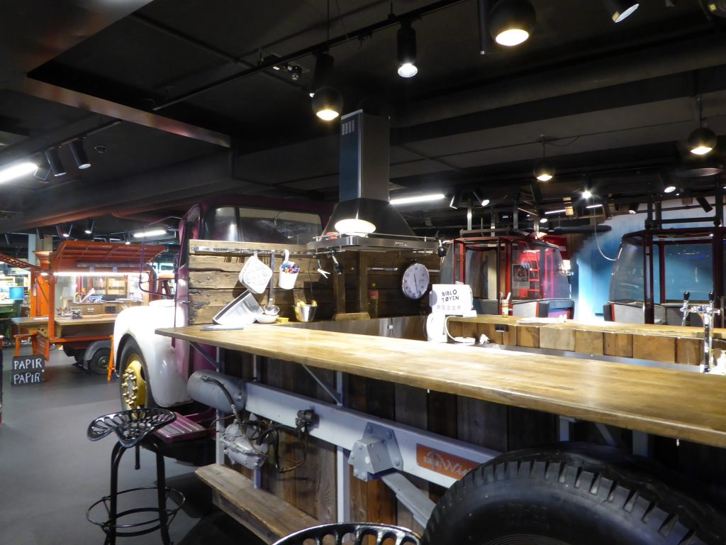 Vue sur un camion aménagé en bar et cuisine. Bibliothèque Deichman biblio Tøyen