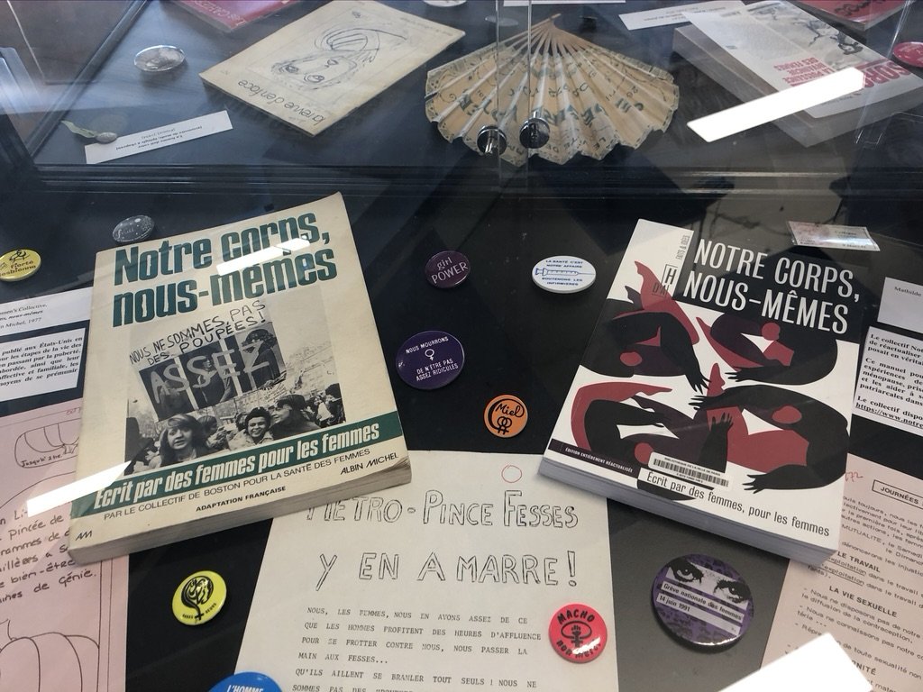 Vitrine de la bibliothèque avec les 2 éditions de "Notre corps, nous-mêmes"