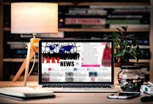 Ecran ordinateur avec les mots fake news en grand