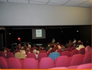 Photographie de la présentation du jeu Soldats inconnus dans l'auditorium