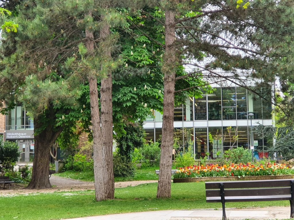 Photographie du bâtiment de la bibliothèque Robert-Desnos et du jardin qui l'entoure