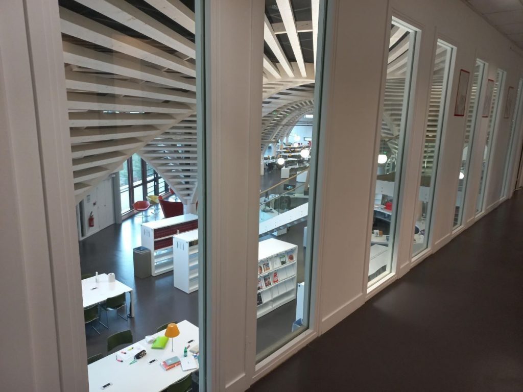 Photographie de la salle de lecture de la BU Madeleine Brès vue depuis la galerie des bureaux du personnel