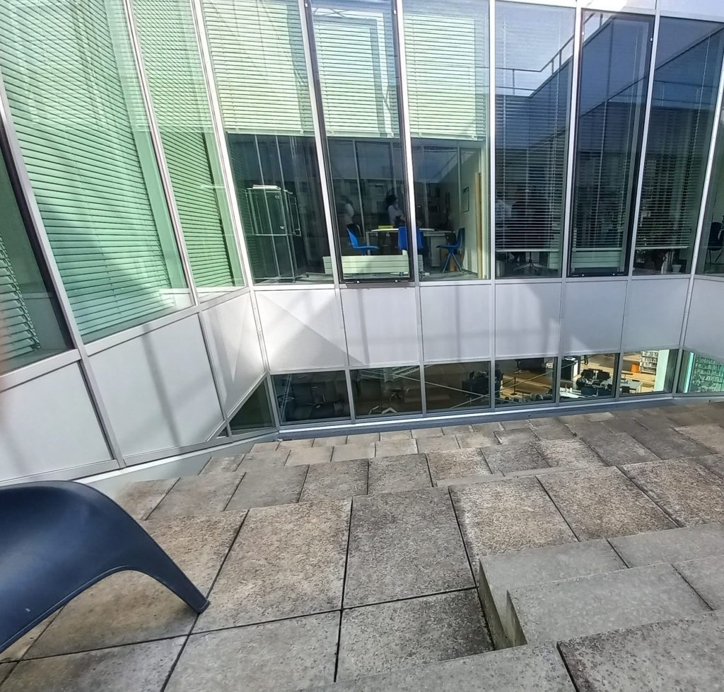 Photographie du patio du personnel à la bibliothèque Alexis de Tocqueville à Caen