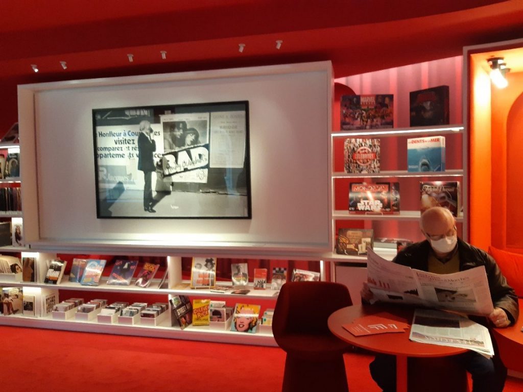 Photographie de l'espace Spectacles des Franciscaines à Deauville avec un lecteur qui lit un journal à une table