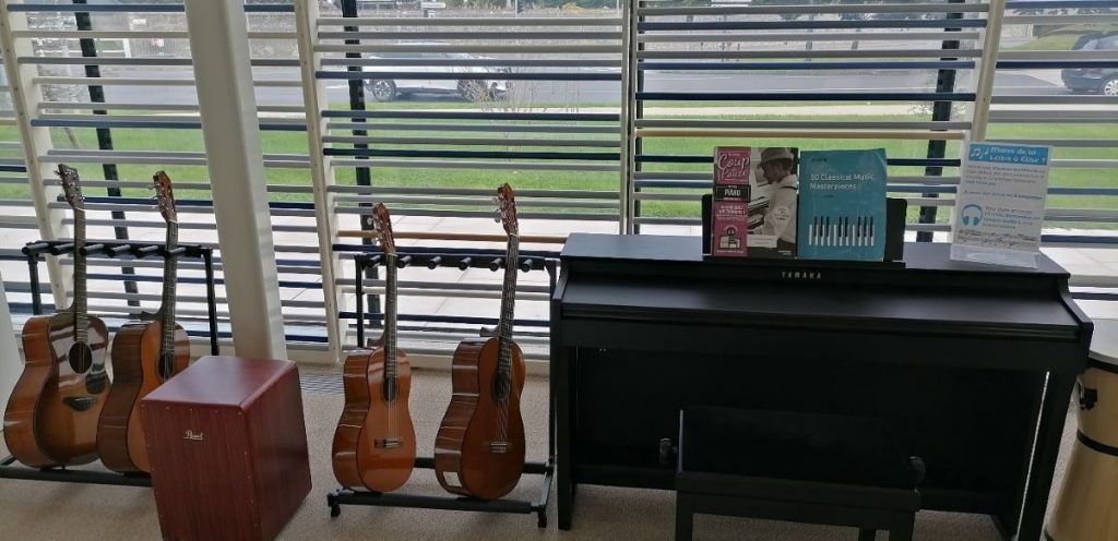 Photographie des guitares et du piano à disposition des usagers de la médiathèque des 7 lieux (Bayeux)