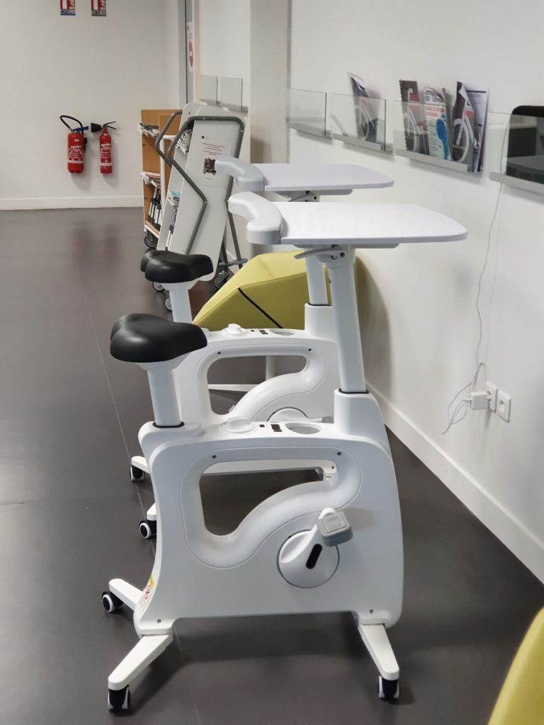 Photographie des vélos pupitres installés à la bibliothèque universitaire Madeleine Brès (Caen)