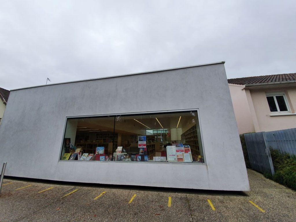 Photographie de l'extérieur du bâtiment de la médiathèque Marot à Mathieu