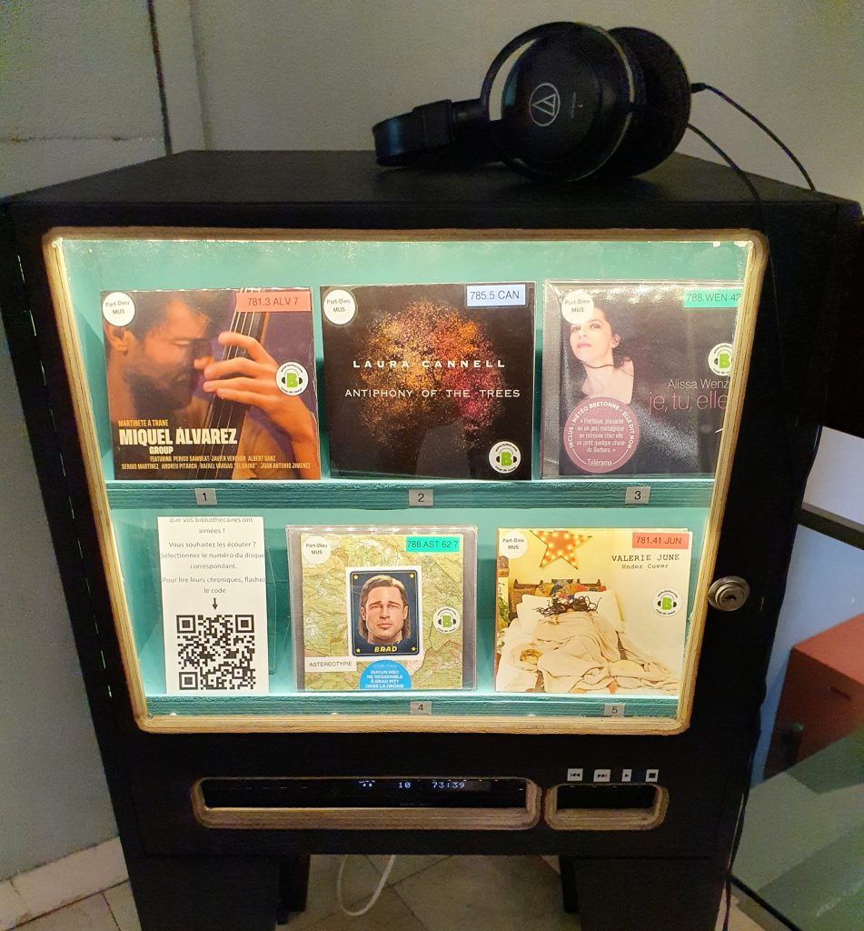 Un poste d'écoute musicale sur lequel se trouve un QR code renvoyant vers L'Influx.