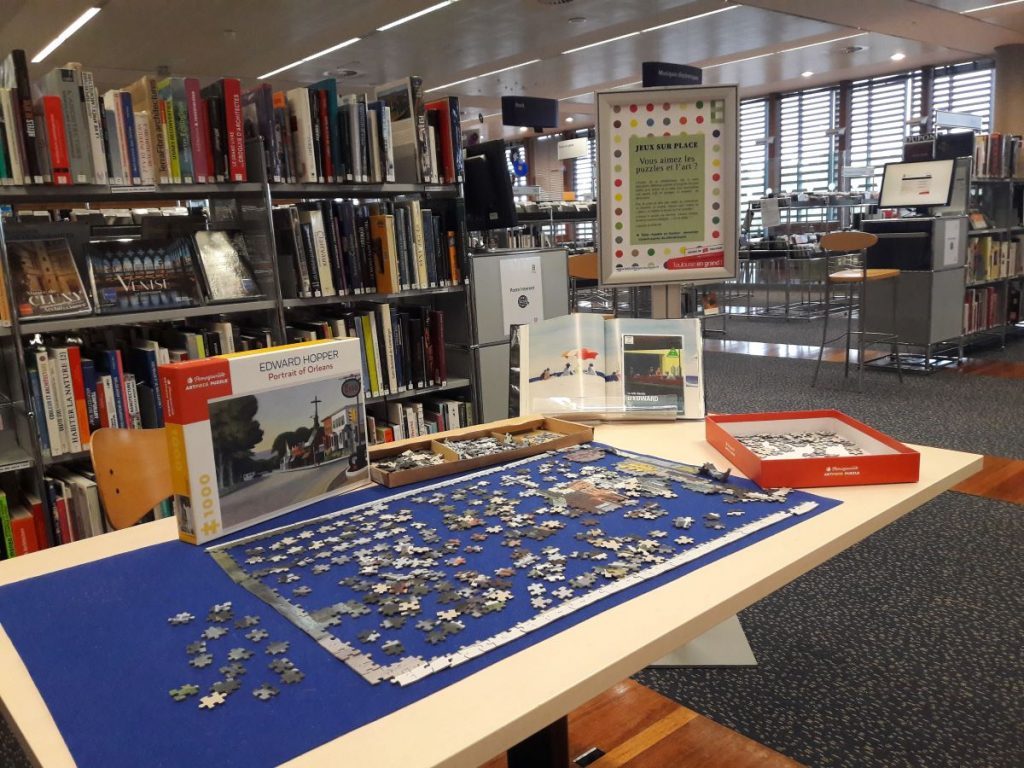 Photographie du puzzle laissé à disposition sur une table