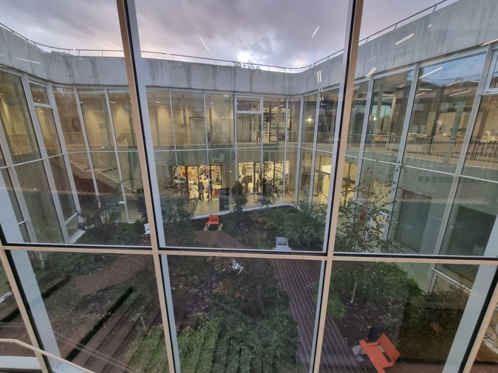 Photographie du patio intérieur au milieu du bâtiment