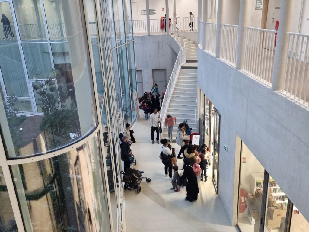 Photographie de la file d'attente d'enfants et de parents devant la ludothèque