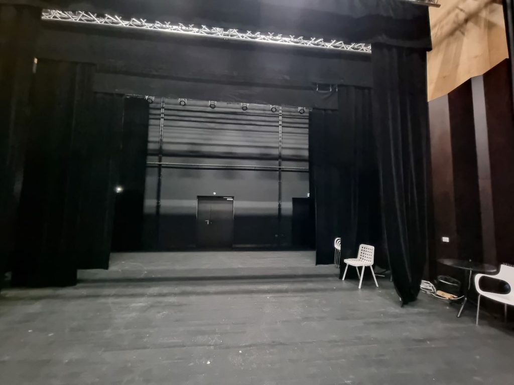 Photographie de l'espace de scène nu de la salle de spectacle