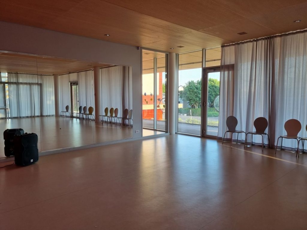 Photographie du studio de danse avec ses miroirs sur le mur du fond