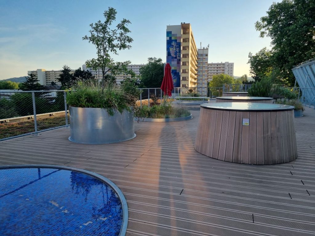 Photographie du jardin situé sur la terrasse extérieure, en haut du bâtiment