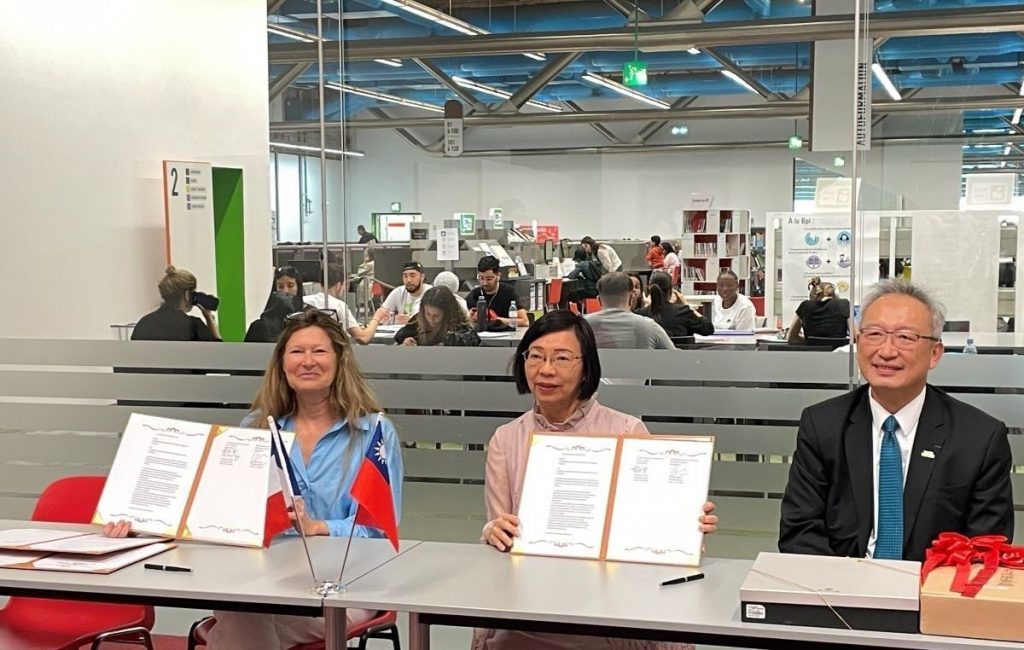 Christine Carrier, directrice de la Bibliothèque publique d'information (Bpi), Tseng Shu-hsien, directrice générale de la National Central Library de Taïwan et Wu Chih-chung, représentant de Taïwan à Paris, lors de la signature du partenariat entre la Bpi et la National Central Library de Taïwan le 31 mai 2023 © Bpi