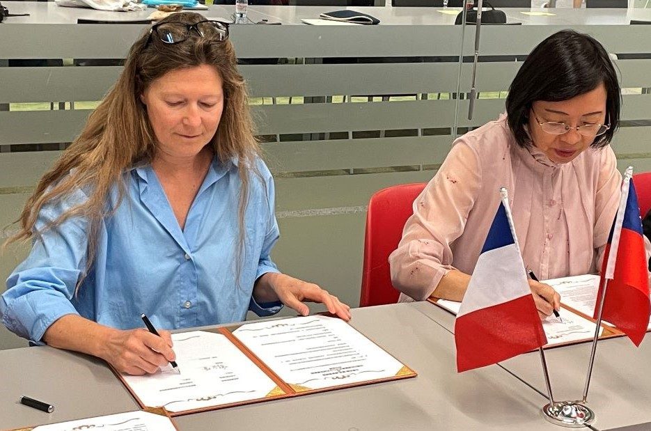 Christine Carrier, directrice de la Bibliothèque publique d'information (Bpi) et Tseng Shu-hsien, directrice générale de la National Central Library de Taïwan, ont signé une convention de partenariat le 31 mai 2023 © Bpi