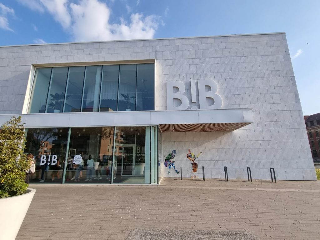 Photo de l'extérieur du bâtiment de la Bib face à l'entrée