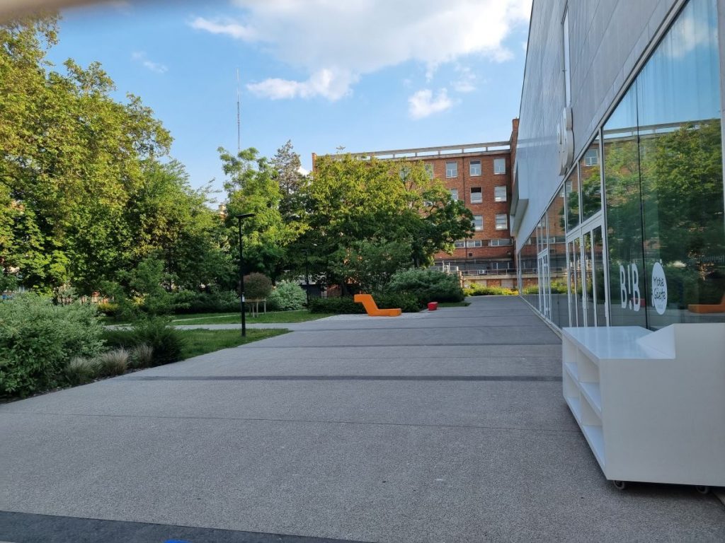 Photo du jardin extérieur sur le côté de la Bib