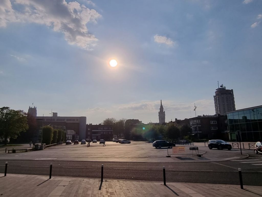 Photo de la place devant la bibliothèque avec le théâtre et le futur conservatoire