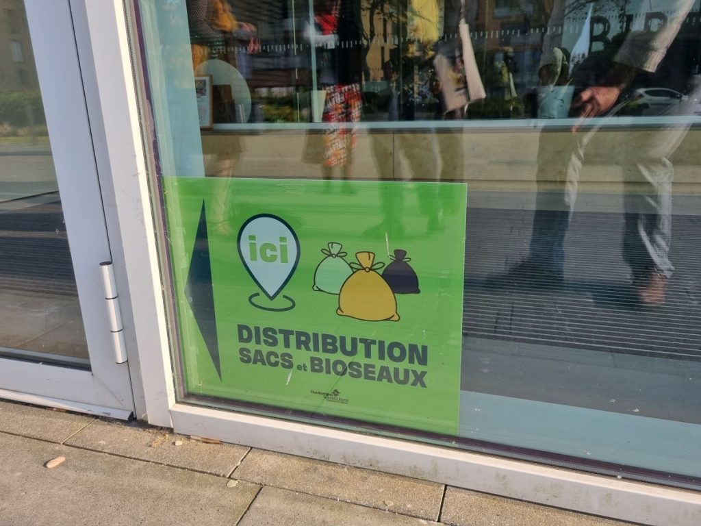 Photo du panneau sur la distribution des sacs poubelles et bioseaux à la bibliothèque