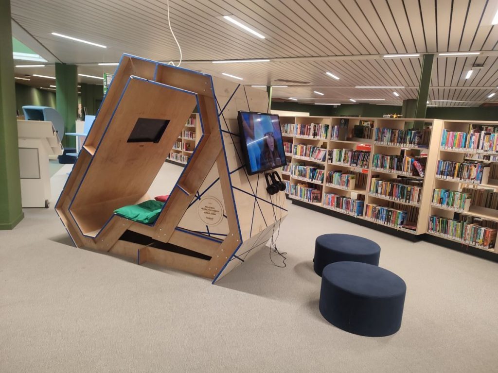 Photo de la cabine de visionnage en bois de la médiathèque centrale de Courtrai