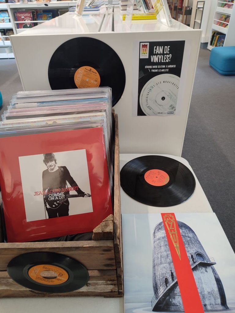 Photo du bac de vinyles Musiques du monde à la médiathèque Au fil des mots de Bailleul