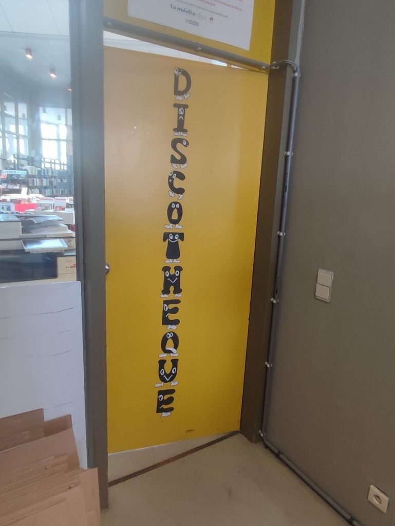 Photo de la porte jaune de l'ancienne discothèque de la bibliothèque de Comines