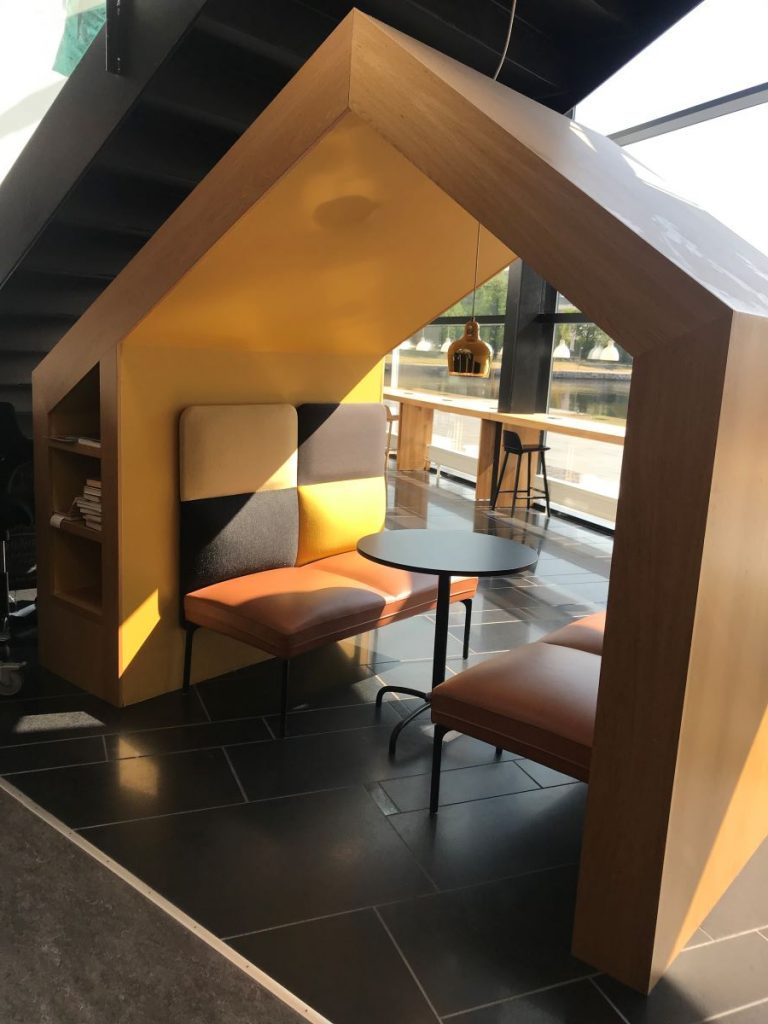 Photo d'une cabane de travail, à la bibliothèque de Drammen, exemple de la beauté et du confort des aménagements des bibliothèques norvégiennes