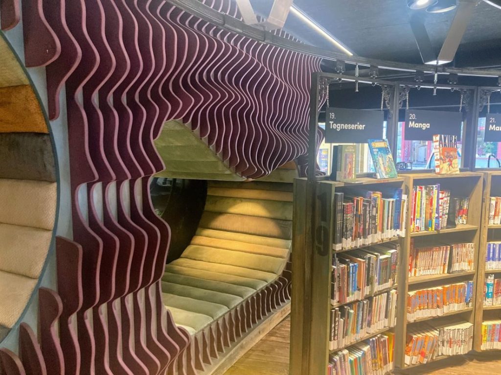 Photo d'un très beau meuble de Biblio Tøyen associant alcôve pour lire allongé et étagère © Bpi