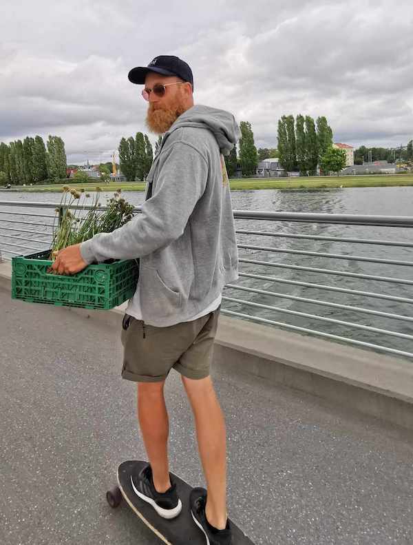 Un bibliothécaire jardinier juché sur un skate ©Mathias Storm Michelsen