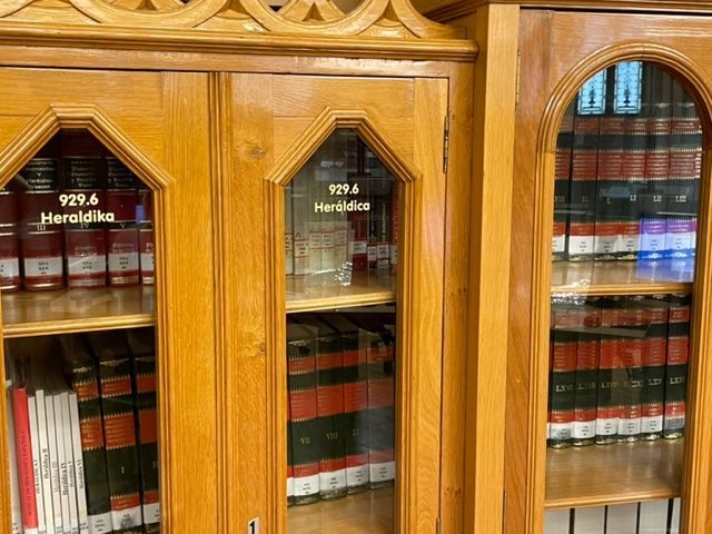 Photo de l'armoire des fonds d'héraldique à la bibliothèque municipale de Bilbao © Bpi