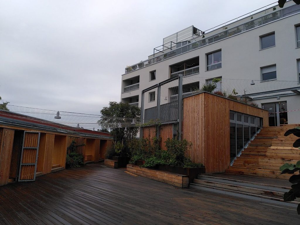 Terrasse extérieure de la médiathèque Frida Kahlo
