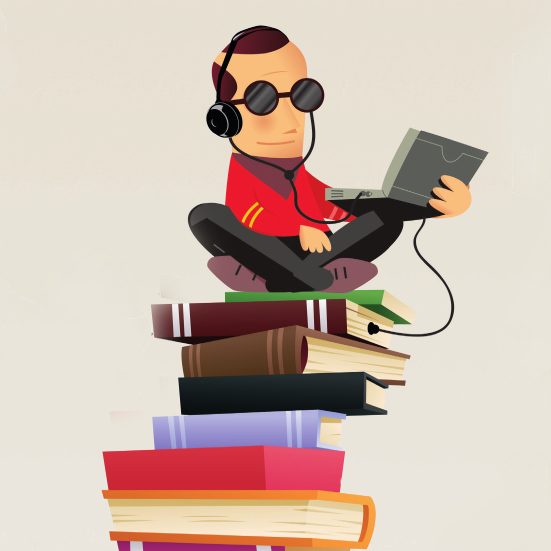Un bonhomme non-voyant est assis sur des livres, il écoute un livre audio.