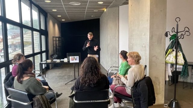 Le public assiste à une conférence en LSF.