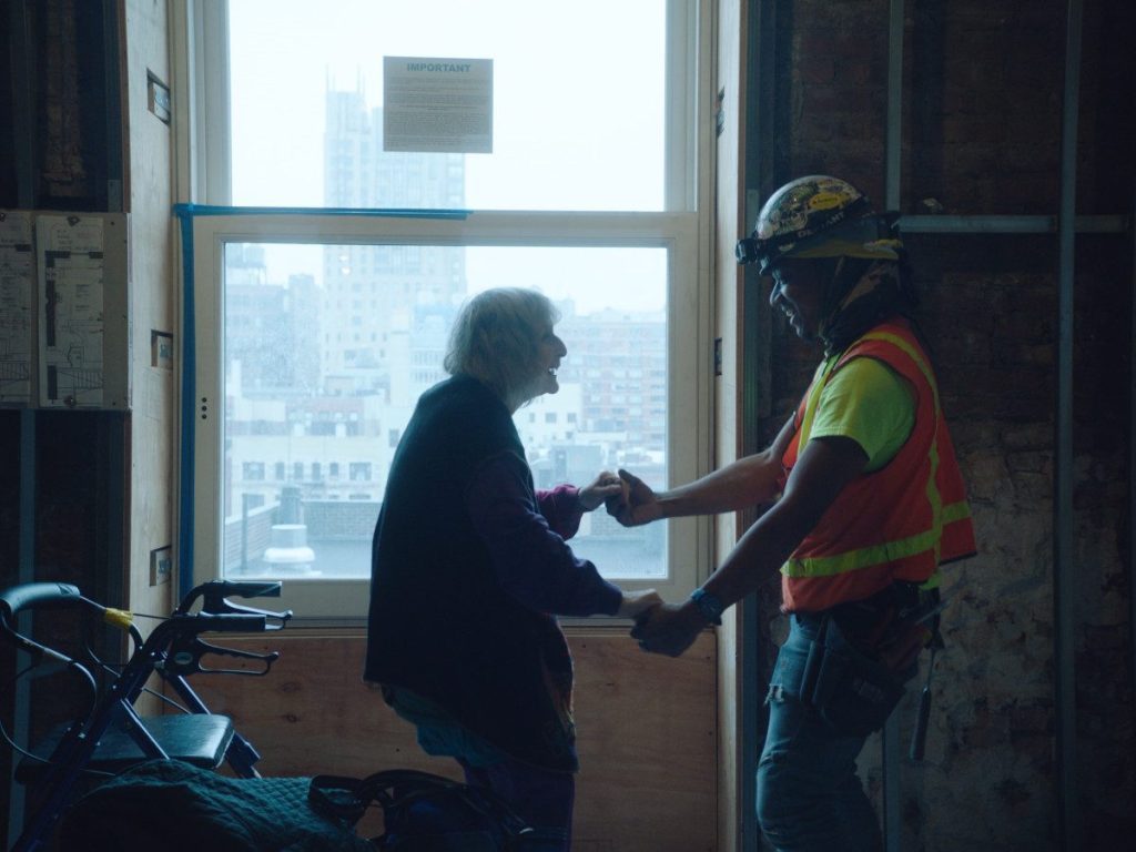 Dreaming walls-Merle Lister dansant le cha cha cha avec un ouvrier du chantier