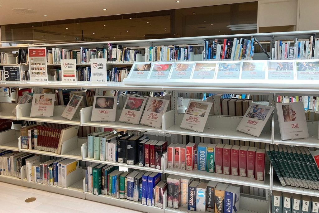 Rayonnage de livres autour de la santé.