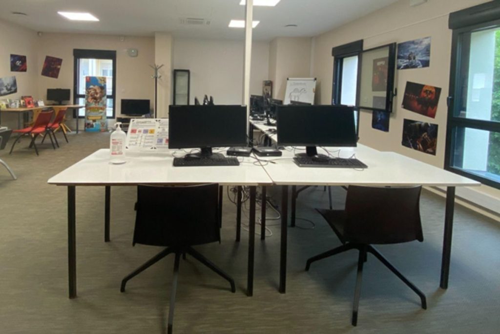 Deux bureaux avec deux ordinateurs