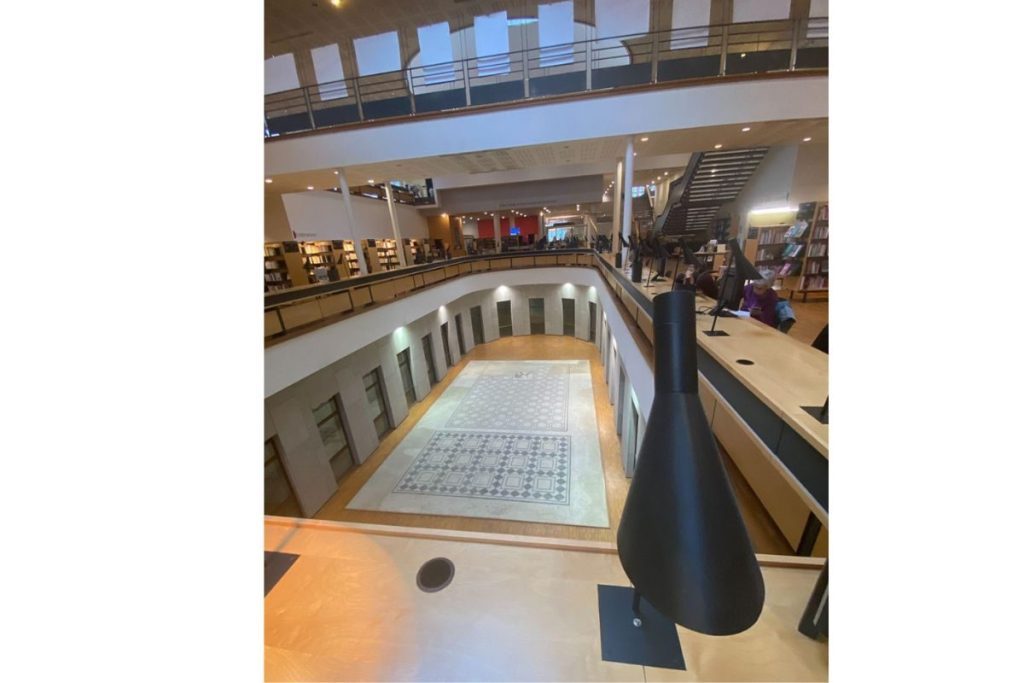 Vue en contre-plongée sur la mosaïque de la bibliothèque du Centre-ville