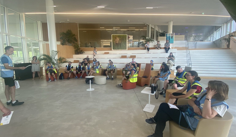 Les cyclothécaires sont assis dans le hall d’entrée du Lumen
