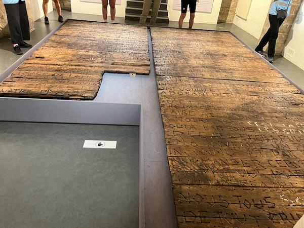 Le plancher en bois gravé de la chambre de Jeannot