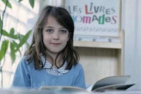 Enfant et affiche "Les livres nomades"