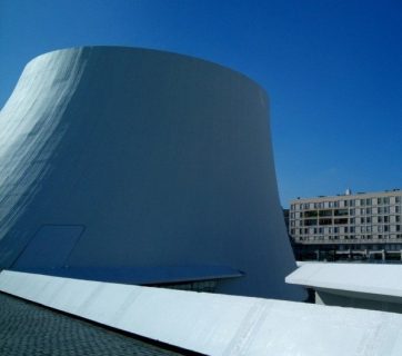 vue extérieure de la bibliothèque en forme de volcan