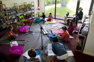 Photographie d'un atelier de création sonore à la Médiathèque Phieas Fogg, Saint-Aubin du Pavail