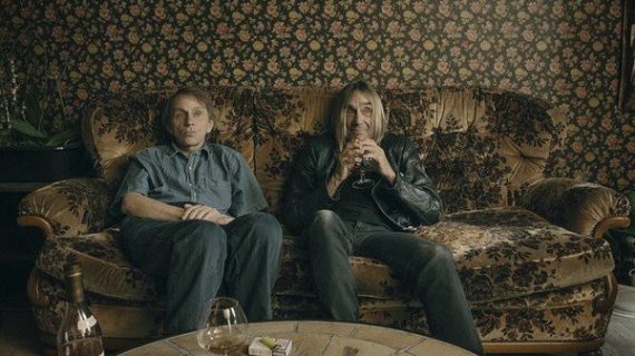 photo extraite du film "Rester vivant: méthode": Michel Houellebecq et Iggy Pop assis sur un canapé